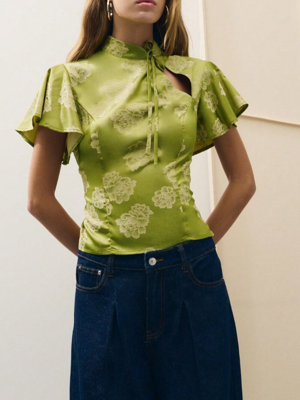 Green Elegant Women's Floral Top Featuring A Mandarin Collar - Picture 3 of 8